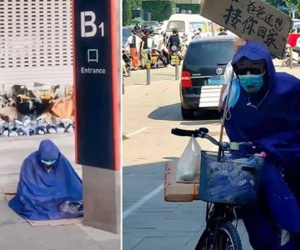 Thảm cảnh mưa lũ Trung Quốc: Cụ già mặc áo mưa ngồi cả ngày đợi con gái đã chết đuối ở ga tàu điện, tấm biển bên cạnh đầy xót xa