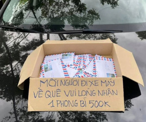 Người phụ nữ Nghệ An hỗ trợ người dân chạy xe máy về quê tránh dịch: 'Mỗi phong bì 500 nghìn, vui lòng nhận'