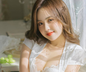 Hot girl nghi lộ ảnh sex nói gì về clip bị đánh ghen giữa phố cổ?