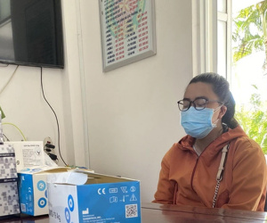 Cô gái bị bắt khi đang bán dạo kit test nhanh xét nghiệm SARS-CoV-2