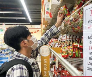 Người Việt ăn nhiều mì gói thứ 2 thế giới trong thời Covid, Masan, Acecook, Vifon... hưởng lợi ra sao?
