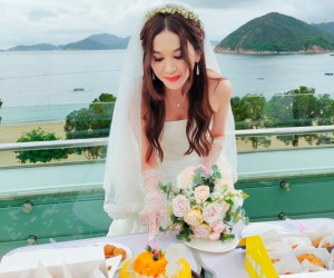 'Nữ thần phim 18+' Ôn Bích Hà bất ngờ mặc váy cưới ở tuổi U60, chuyện gì đây?