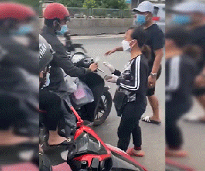 Ấm lòng clip người phụ nữ cầm cọc tiền 500k xuống đường hỗ trợ người dân chạy xe máy vượt ngàn km về quê tránh dịch