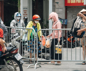 Video ảnh: Cận cảnh các chốt phong tỏa tại phường Chương Dương với 23.000 dân, người thân 'đội nắng' tiếp tế nhu yếu phẩm