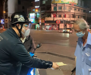 Quang Lê: Sáng nấu cơm từ thiện, tối đi tặng tiền cho người vô gia cư