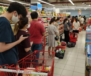 Người dân 'rồng rắn' xếp hàng tại siêu thị trước ngày Đà Nẵng thực hiện mạnh hơn Chỉ thị 16
