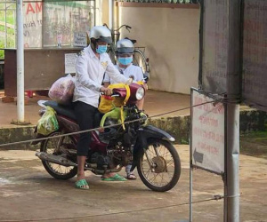 Thương 2 bạn trẻ đi bộ hơn 500 km về quê, người dân góp tiền mua tặng xe máy