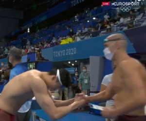 Vừa giành HCV Olympic, kình ngư Trung Quốc bất ngờ cúi đầu trước đối thủ ngoại quốc, nguyên nhân đằng sau khiến ai cũng cảm phục
