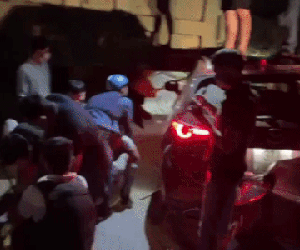 Video: Hàng chục cảnh sát chặn bắt chiếc ô tô chở ma túy và vũ khí 'nóng' như phim hành động