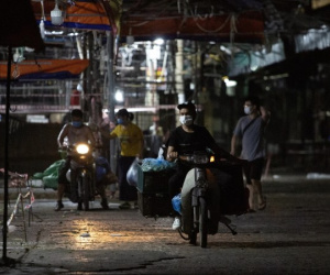 Tiểu thương chợ Phùng Khoang hối hả thu dọn hàng trong đêm sau khi một phụ nữ bán rau dương tính SARS-CoV-2