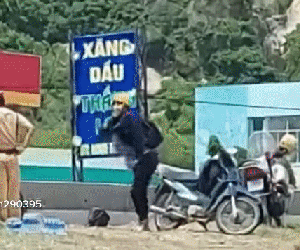 CSGT nói gì về hình phạt 50 cái đứng lên ngồi xuống cho 2 thanh niên 'thông chốt' bất thành?