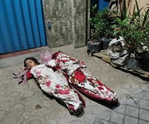 2 em nhỏ đắp chăn ngủ ngoài đường vì không biết nương tựa vào ai: Câu chuyện phía sau vừa chua xót vừa ám ảnh