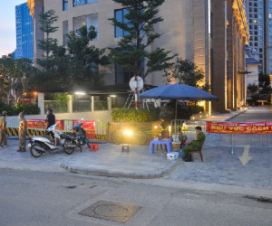 Hà Nội: Phong toả tạm thời chung cư cao cấp tại quận Tây Hồ, đưa 2 F1 đi cách ly tập trung
