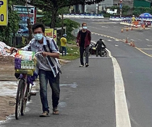 Bị trộm lấy xe máy, 2 anh em dãi nắng đi bộ 400km về quê và 'cái kết đẹp' ở gần cuối hành trình