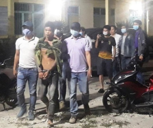 Thanh niên dùng dây điện siết cổ mẹ ruột đến chết rồi trốn lên núi