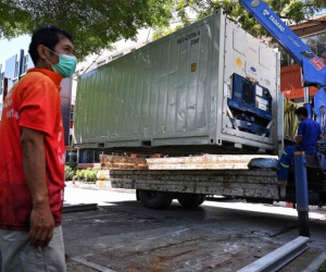 Số ca Covid-19 tăng chóng mặt, Thái Lan sử dụng container chứa xác chết