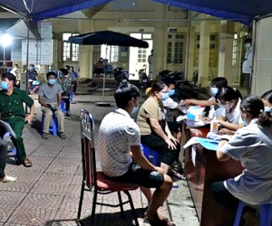 Video: Hà Nội tăng tốc, xuyên đêm tiêm vắc xin Covid-19 cho người dân