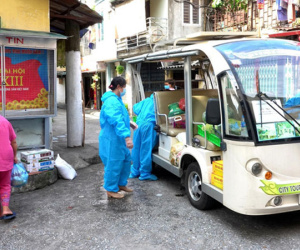Xe điện chở lương thực vào tận ngõ hỗ trợ người dân bị cách ly