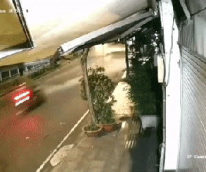 Khoảnh khắc chiến sĩ công an tử nạn trong lúc truy đuổi đối tượng vi phạm giới nghiêm khiến ai nấy xót xa