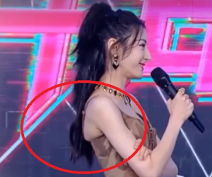 Địch Lệ Nhiệt Ba mặc corset và nhận ngay cái kết đắng hơn cả bồ hòn