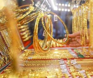 Gía vàng rớt khỏi đỉnh, người mua lỗ cả triệu đồng/ lượng
