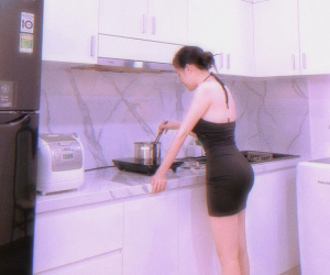Loạt ảnh ở nhà căng đét của bà Tưng, từ mặt đến dáng dư sức 'chặt chém' các 'cháu' 2k