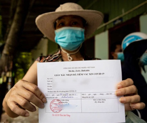 Ảnh: Người nghèo trong khu phong tỏa ở TP.HCM phấn khởi khi các đội vaccine lưu động đến tận nơi để tiêm chủng
