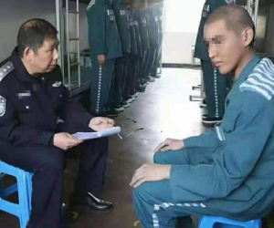 Rầm rộ ảnh Ngô Diệc Phàm đầu cạo trọc, mặc áo xanh tù nhân ngoan ngoãn ngồi trước mặt cảnh sát?