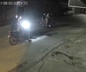 Nhóm thanh niên ở Hà Nội chặn đầu cướp xe máy của nữ công nhân môi trường lúc rạng sáng mặc nạn nhân van xin, gào khóc thảm thiết