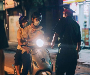 Hai người đi chung một xe ra đường có bị phạt?