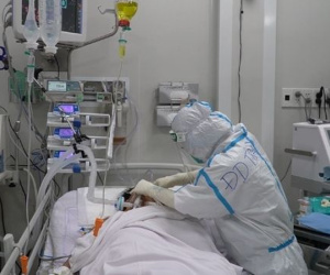 Cận cảnh y bác sĩ 'kín mít' trực xuyên đêm điều trị bệnh nhân Covid-19