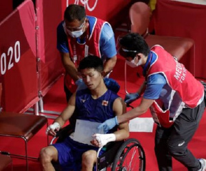 Võ sĩ Nhật Bản vẫn giành chiến thắng tại Olympic Tokyo dù bị đấm đến 'suýt chết', phải rời nhà thi đấu trên xe lăn