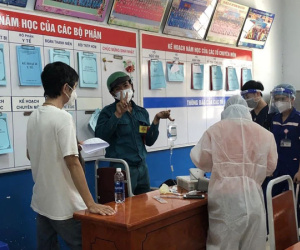 Chàng dân quân tự nhận là 'cây treo nước biển chạy bằng cơm' - hình ảnh trong trạm y tế khiến MXH rần rần chia sẻ