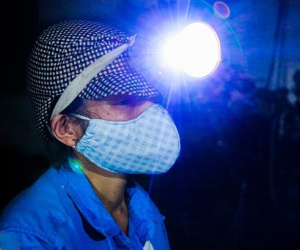 Ấm lòng: Được tặng 5 chiếc xe máy, nữ lao công ở Hà Nội bị cướp xe trong đêm đã tặng lại 2 chiếc cho đồng nghiệp