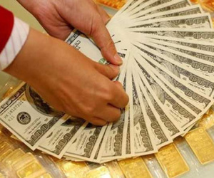 Giá vàng 'loạn nhịp', USD sụt giảm xuống mức thấp