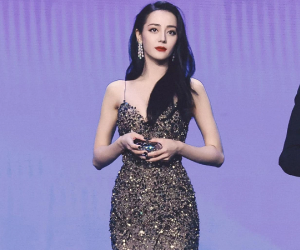 Trái khoáy như Nhiệt Ba: Lên sân khấu khoe body bạo liệt, đời thường chỉ mê đồ nam thùng thình