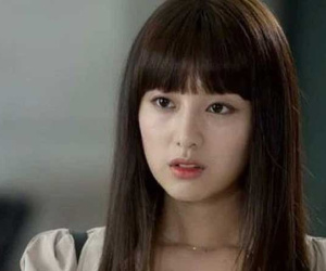 Một buổi tối, mẹ chồng bỗng dẫn em chồng đến phòng tôi, bật khóc van xin một điều khiến tôi điêu đứng