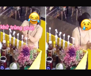 Ra khỏi quán cafe, người phụ nữ liền sát khuẩn tay nhưng sự hoang mang của nhân viên khiến tất cả thấy sai sai