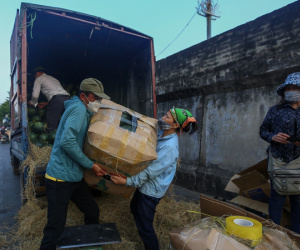 Tiểu thương chợ Long Biên nháo nhào bán tháo hàng tấn dưa hấu, củ đậu... khi hay tin chợ bị phong tỏa: 'Lỗ cũng phải bán hết'