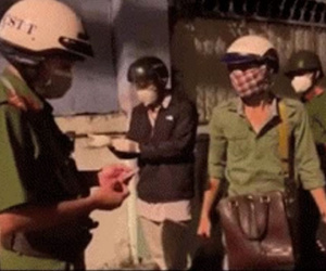 Thanh niên ra đường sau 18 giờ nhưng khi nghe được lý do, chiến sĩ công an tức tốc hộ tống qua các chốt kiểm soát