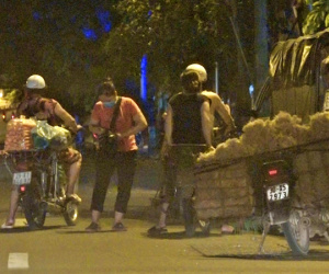Video: Chợ Long Biên phong tỏa, tiểu thương ‘lập chợ cóc’ buôn bán bên ngoài