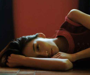 Bất ngờ đến cơ quan chồng, vợ lập tức ly hôn vì chiếc ghế lạ trong phòng thay đồ