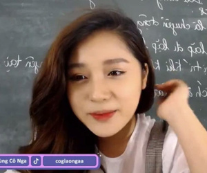 Xuất hiện thêm cô giáo Vật lý xinh như hotgirl livestream dạy học, có 1 điểm ăn đứt cô Minh Thu