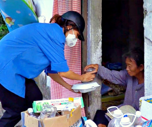 Video: Hơn 600 suất cơm 'đi' khắp ngõ ngách tặng người nghèo Hà Nội mỗi ngày