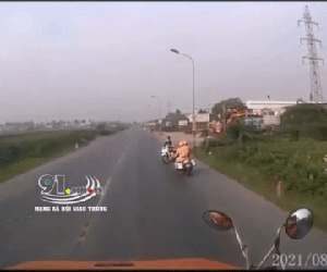 Clip: Né hai cô gái bỏ chạy khi gặp CSGT, xe container lao đầu xuống mương