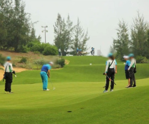 Tạm đình chỉ 15 ngày Phó Cục trưởng Cục Thuế tỉnh chơi golf giữa mùa dịch để kiểm điểm trách nhiệm