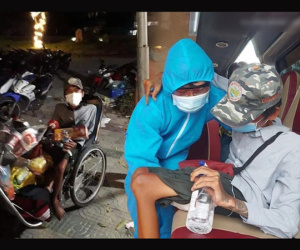 Rớt nước mắt cảnh chàng trai một mình đi xe lăn 7 ngày từ Sài Gòn về Phú Yên: Anh ấy ngồi còn không vững