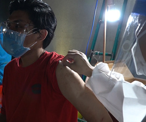 Video: Y bác sĩ miệt mài hỗ trợ tiêm vaccine cho người dân quận 8 trong đêm