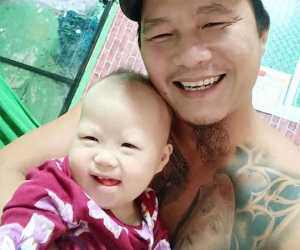 Anh Minh Râu bán rau kể thời khắc 'ngàn cân treo sợi tóc' của con gái út và thùng sữa mẹ gửi từ ân nhân xa lạ