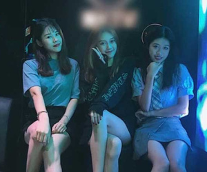 Vừa xinh đẹp lại hát hay, 'hoa khôi' 13 tuổi của quán karaoke khiến các nữ đồng nghiệp đỏ mắt ghen tị, liên thủ lập mưu hại đời cô bé
